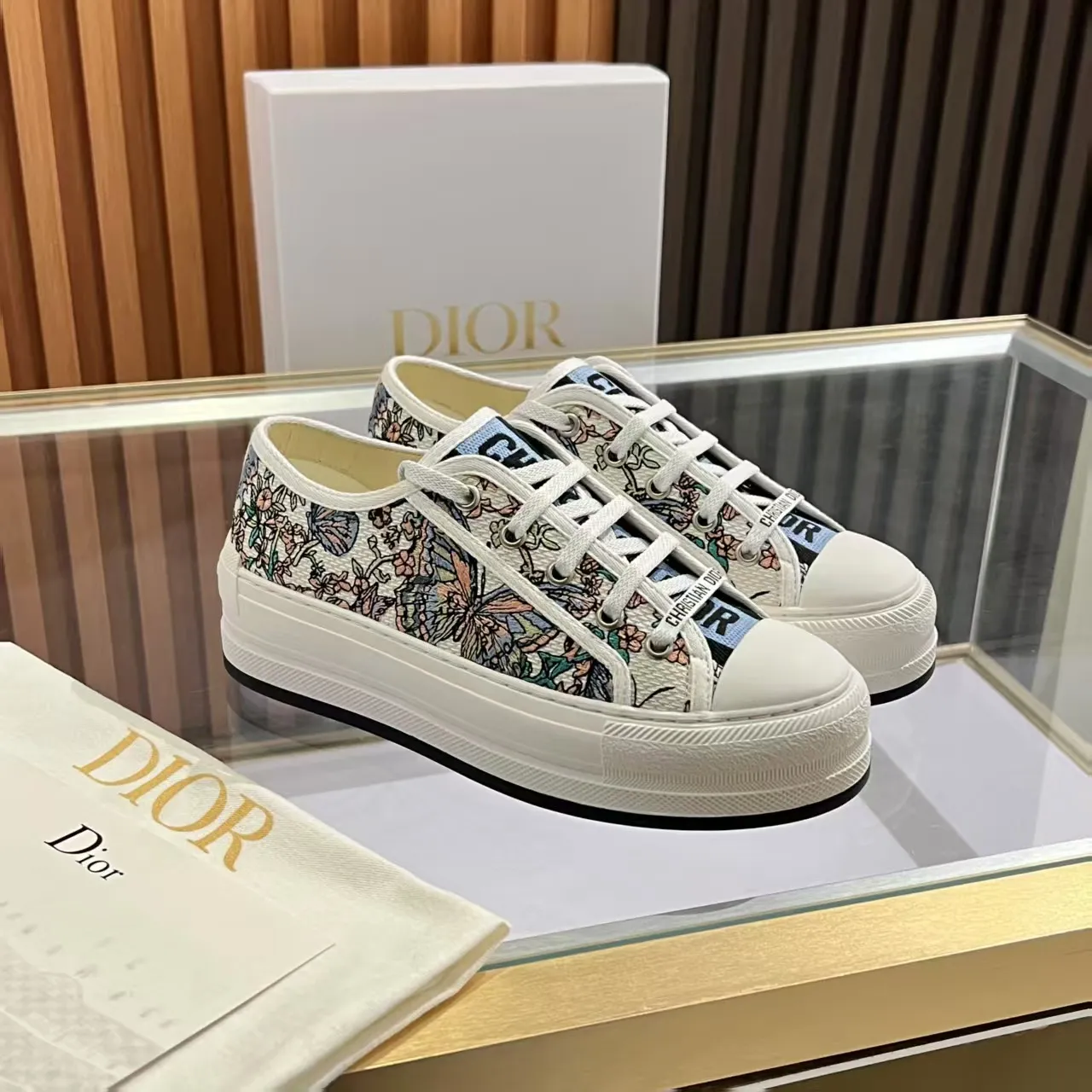 👟👟Ex-factory price 520👟👟 Walk‘n’Dior embroidered mid-top casual shoes are new in 2025. On the fashion stage, Dior embroidered shoes are the well-deserved protagonist. Delicate stitching is used on the upper, every stitch is devoted to the craftsman's efforts, and every thread is woven with artistic poetry. From complex floral patterns to smart geometric textures, embroidery is like the magic that gives shoes life, allowing them to show dynamic beauty even in static conditions.   Wearing Dior embroidered shoes feels like stepping into a dream world full of art. It is not only a pair of shoes, but also a walking piece of art that perfectly integrates fashion and culture. Whether you are strolling on the bustling city streets or attending important social occasions, Dior embroidered shoes can add unique charm to your style and become the focus of everyone's attention.   Choosing Dior embroidered shoes means choosing a persistent pursuit of quality and a unique understanding of fashion. Let it accompany you through every wonderful moment and leave your own fashion mark.  Material: Sheepskin lining, feet, silk cowhide, size 35-41, heel height 5cm